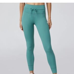 NWT Vuori daily legging garland color, size XS